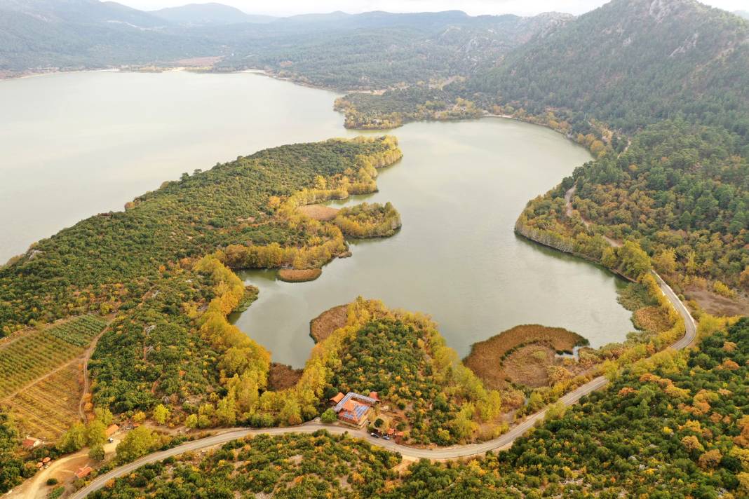 Kuraklık bir gölü daha vurdu! Manzara içler acısı 8